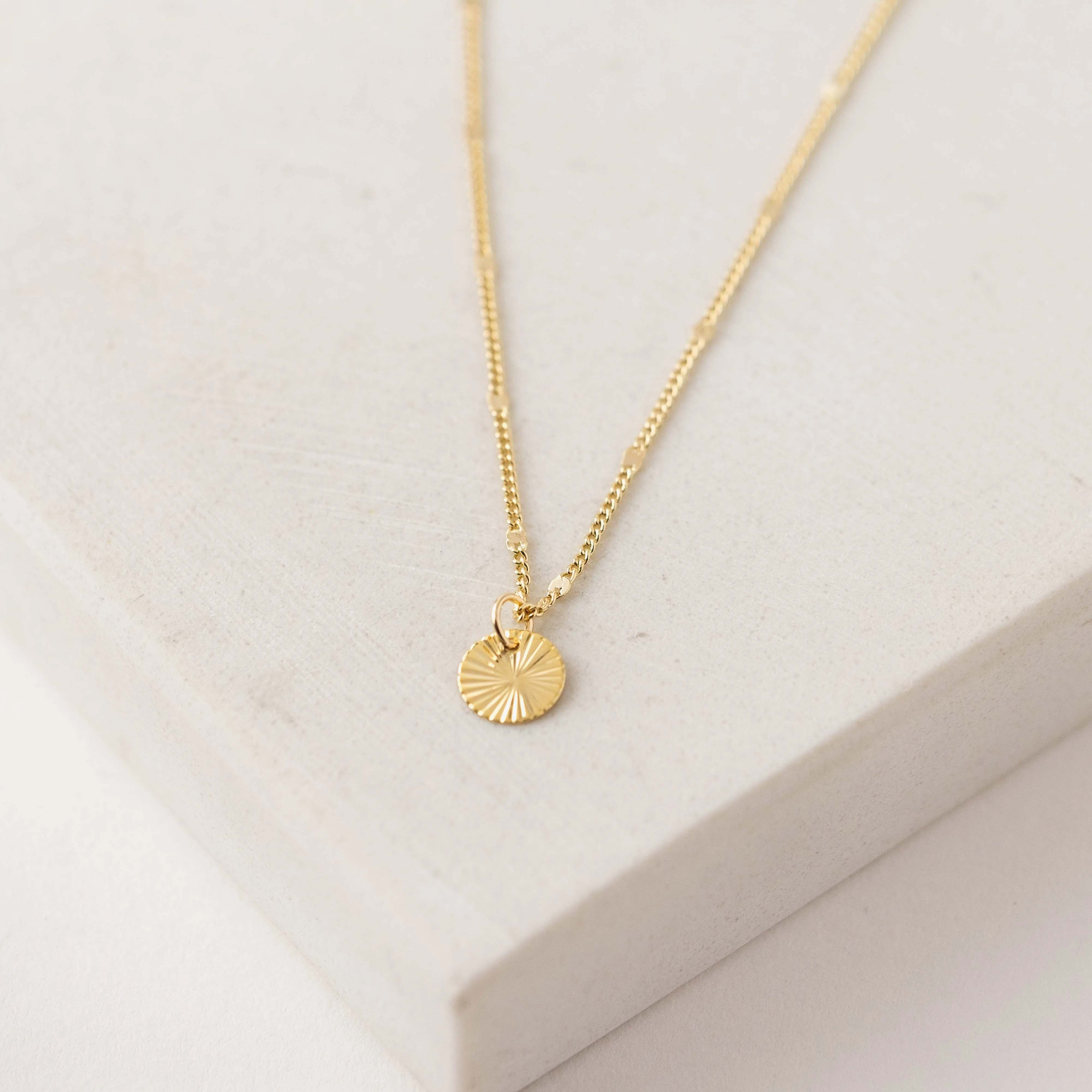 Everly Circle Necklace Gold