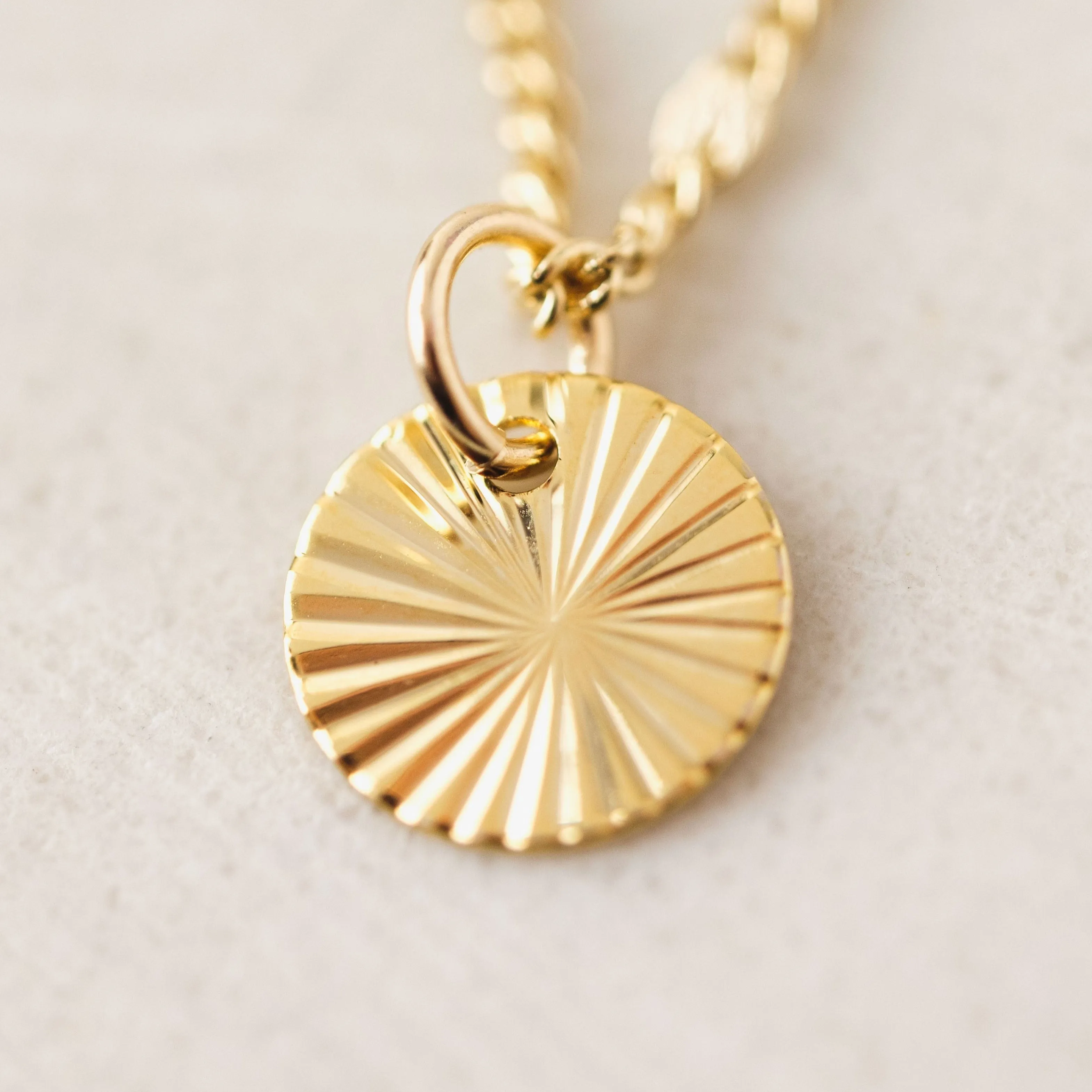 Everly Circle Necklace Gold